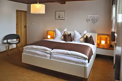 Image de Appartement \"An den Kurwiesen\" avec une vue magnifique sur les montagnes et les vallées