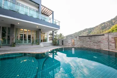 Image de Appartement spacieux de 2 chambres avec cuisine à Kata avec piscine et vue sur la montagne