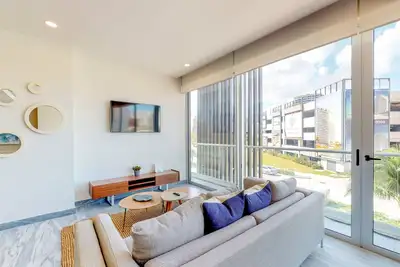 Image de Appartement moderne avec toit commun, salle de gym, gym jungle, bar, piscine et vue sur la ville