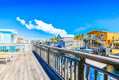 Image de Nouvelle Liste! Maison face au canal avec quai et accès facile à l'eau libre!