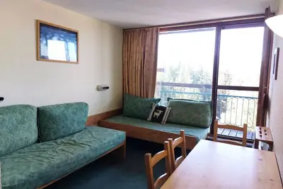 Image de Studio 4 personnes à Arc 1800 skis aux pieds et proche des commerces dans le village du Charvet