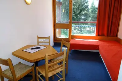 Image de Studio 4 personnes à Arc 1800 skis aux pieds et proche des commerces dans le village du Charvet