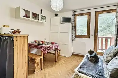 Image de Studio cabine 4 personnes à Tignes au pied des pistes et proche des commerces dans le quartier du Lac. Situé en rez de jardin d'