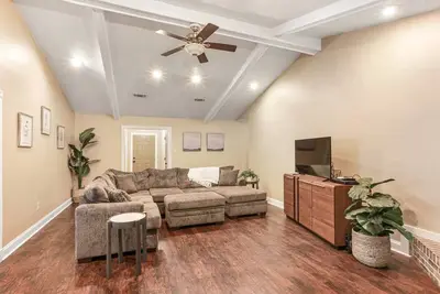 Image de Family Friendly - Huuge House Grand Quartier