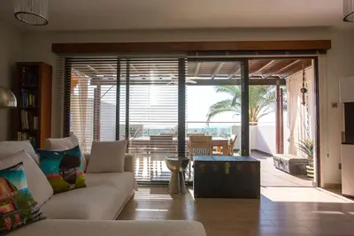 Image de Penthouse méditerranéen impeccablement propre avec vue sur la mer