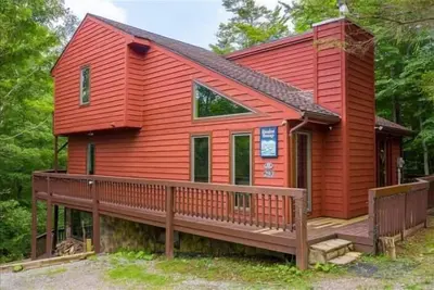 Image de Belle maison Creekside! 4 bd! Jacuzzi! 2 cheminées! Animaux acceptés!