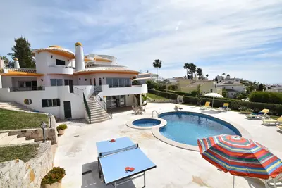 Image de Villa Atlantida, une charmante villa à flanc de colline avec une fabuleuse piscine, une vue magnifique sur la mer.
