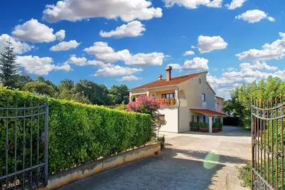 Image de Apartment 1965/25900 (Istria - Pula), 3250m from the beach