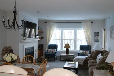 Image de Emplacement parfait de ski d'Okemo! Winterplace Condo 3 chambres - Courte promenade vers les pistes!