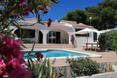 Image de Villa isolée, spacieuse, bordée d'arbres à Binibeca Nou avec piscine privée
