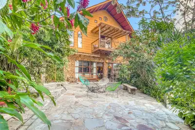 Image de Maison unique et magique avec espace social avec barbecue privé et entourée par la nature.