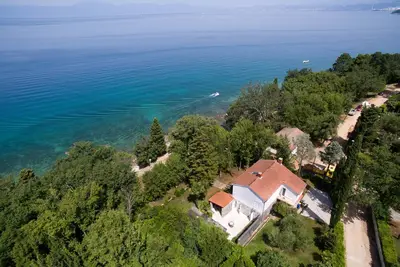 Image de Maison de vacances de 5 chambres en bord de mer à Njivice