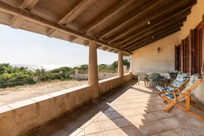 Image de Villa Timbora sur la plage avec vue sur l'océan, terrasse