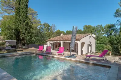 Image de Villa les Pins -Belle maison de vacances avec piscine privée au pied d'un parc naturel