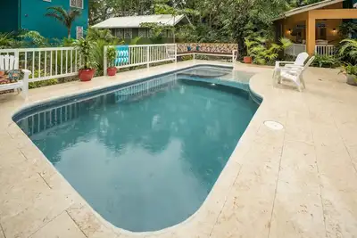 Image de Nouveau! Villa en bord de mer avec piscine. Accueille de grandes familles, des groupes ou des petites retraites.