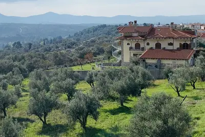 Image de Découvrez Evia, en Grèce. Maison de campagne à six lits avec petit-déjeuner et dîner inclus