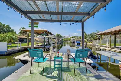 Image de Nouveau! Maison colorée avec vue sur le quai et quai pour bateaux!