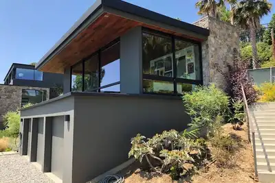 Image de Malibu Mid-Century Studio moderne avec vue sur l'océan