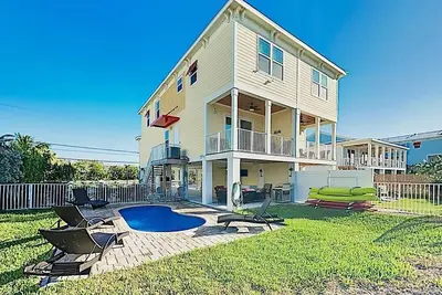 Image de Bord de l'eau avec quai - 4br / 3ba À Pied De La Plage De Sombrero, Chauffage / Refroidisseur De Piscine PRIVÉE