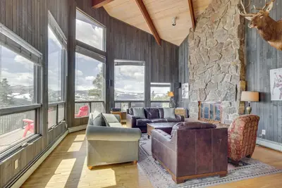 Image de Nouveau! Maison panoramique avec vue sur la montagne, bain à remous et terrasse!