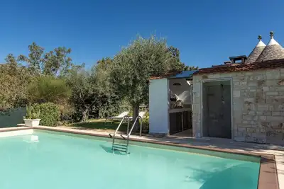 Image de Trulli de charme avec piscine pour 8 personnes dans la campagne de Monopoli