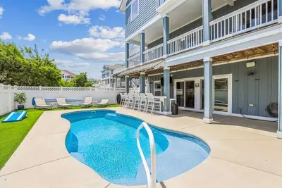 Image de Nouveau en 2020! Piscine chauffée, ascenseur, table de billard, 250 pieds à la plage!