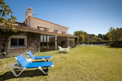 Image de Villa de 6 chambres avec piscine chauffée et à quelques pas de la plage.