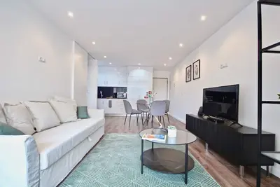 Image de Appartement bleu salé, Wifi, garage, ascenseur! Nouveau!