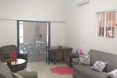 Image de Maison avec piscine, barbecue, télévision par câble, wifi