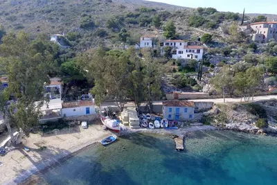 Image de Arbeli House pour des vacances idylliques au soleil et à la mer dans la baie de Mandraki, Hydra