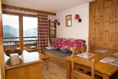 Appart. skis au pieds, 2 chambres, piscine, sauna