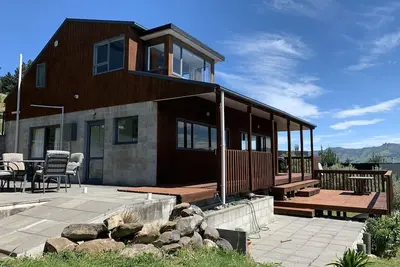 Image de Maison avec vue fantastique sur le port près des plages, promenades, golf et clubs de tennis.
