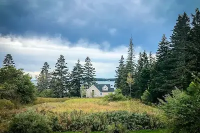 Image de Cottage Waterfront nouvellement construit avec charme classique du Maine