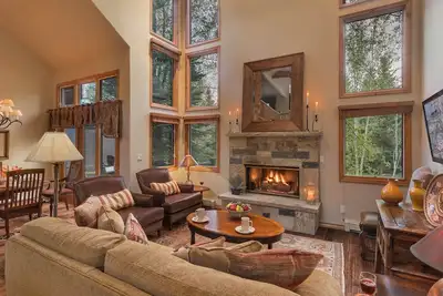 Image de Chalet Punto: maison avec table de billard, piscine communautaire et bain à remous