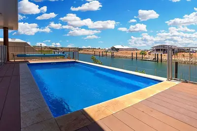 Image de Chargé avec des extras comme la piscine, le Wifi gratuit et Foxtel.