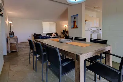 Image de En plein centre de la ville, à pied des restaurants et des magasins.