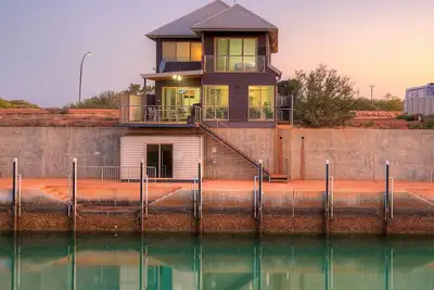 Image de Grande villa de deux étages sur les canaux.