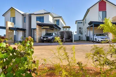 Image de Villa contemporaine de 2 étages avec ponton privé pour votre bateau.