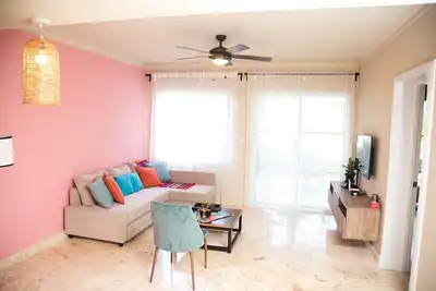 Image de Condo de plage avec piscine et vue sur l'océan.
