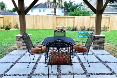 Image de {Houston, Energy Corridor} Maison de luxe de style complexe avec baignoire jacuzzi et gazebo