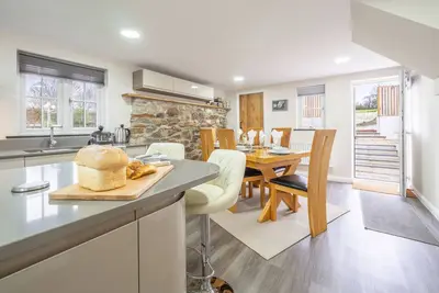 Image de Une grange convertie de trois chambres soigneusement aménagée, à proximité de magnifiques plages.