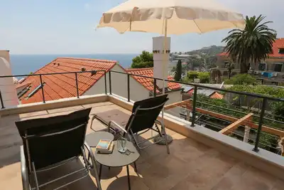 Image de Maison bien aménagée située à quelques pas de la vieille ville, des plages, des commerces et des commodités