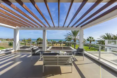 Image de Vraiment spectaculaire FirstLine Sea Front Villa dans le magnifique village de Pervolia