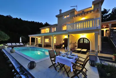 Superbe villa de 2 chambres pour 4 personnes avec piscine au-dessus d'Opatija
