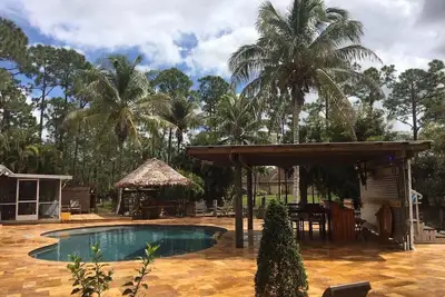Image de In-Law suite 1/1 piscine de style complexe et tiki hut près de Wellington Winter Equestrian