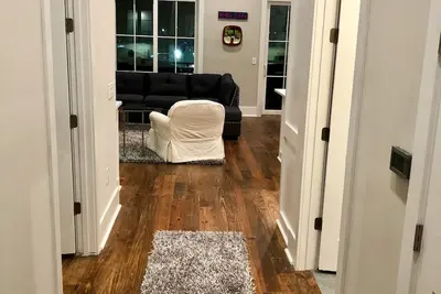 Image de Condo de luxe dans un emplacement privilégié par la place, nouvelle construction