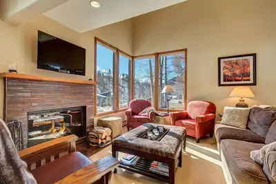 Image de Le meilleur des deux mondes! Cadre serein près du village 3br / 3ba, HotTub, Cheminée