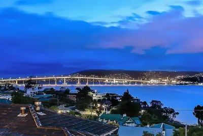 Image de Superbes vues sur la rivière, la ville et la montagne!