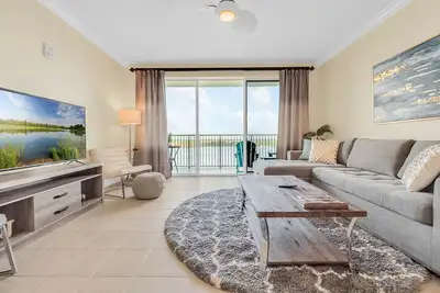 Image de Vue sur le lac, décor moderne, 3 milles à Disney!