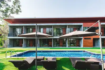 Image de Villa entière · Stucco Loft Residency, 18 chambres avec balcon et piscine, 36 personnes